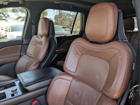 Used 2023 Lincoln Aviator Reserve w/ Equipment Group 201A image 11