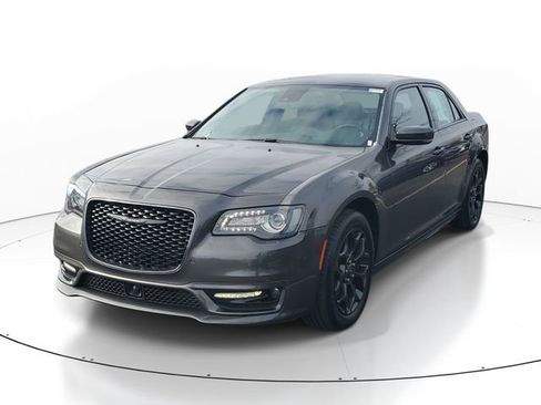 Used 2023 Chrysler 300 Touring L w/ Safetytec Plus Group image 2