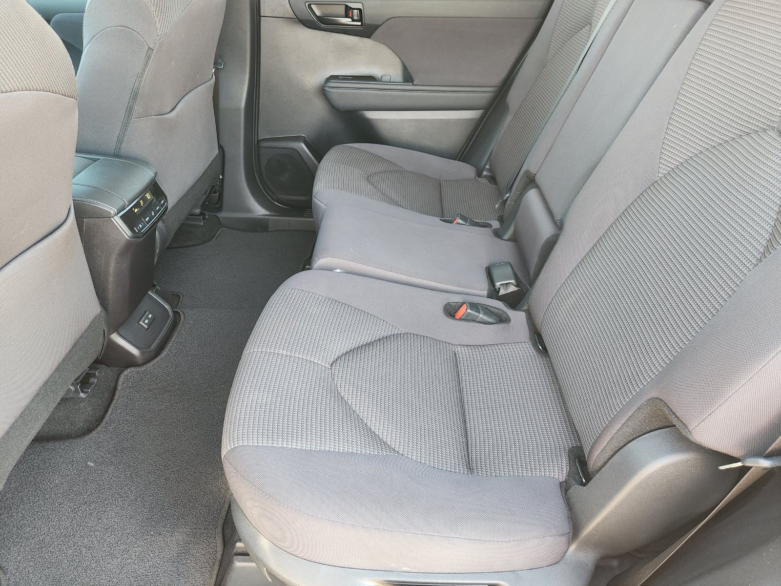 Used 2024 Toyota Highlander LE FWD image 34