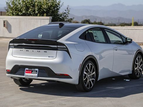 New 2026 Toyota Prius Plug-In Hybrid FWD image 5
