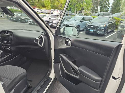 Used 2023 Kia Soul LX w/ LX Technology Package FWD image 11