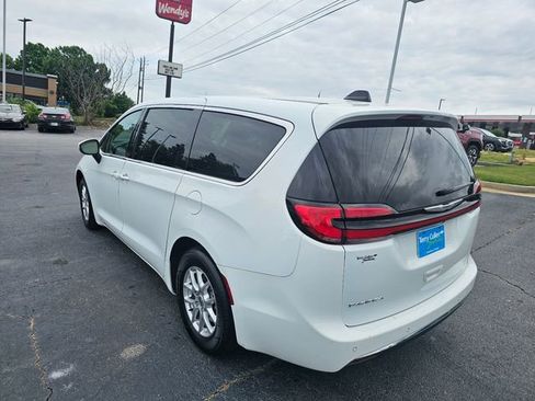 Used 2023 Chrysler Pacifica Touring-L FWD image 6