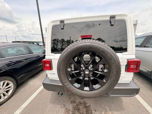 Used 2022 Jeep Wrangler Unlimited Sahara AWD/4WD image 6