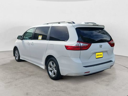 Used 2018 Toyota Sienna LE FWD image 3