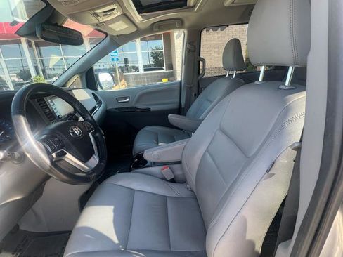 Used 2019 Toyota Sienna XLE Premium w/ Carpet Mat Package FWD image 13