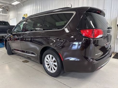 Used 2017 Chrysler Pacifica Touring-L FWD image 6