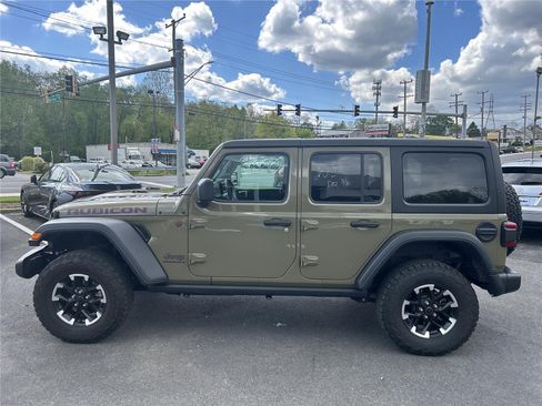 Used 2025 Jeep Wrangler Unlimited Rubicon image 2