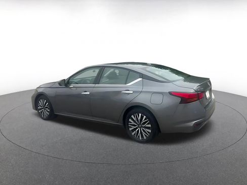 Used 2025 Nissan Altima 2.5 SV image 10