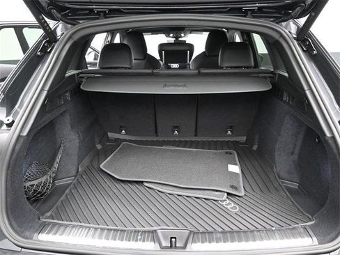 New 2025 Audi SQ5 Prestige image 12