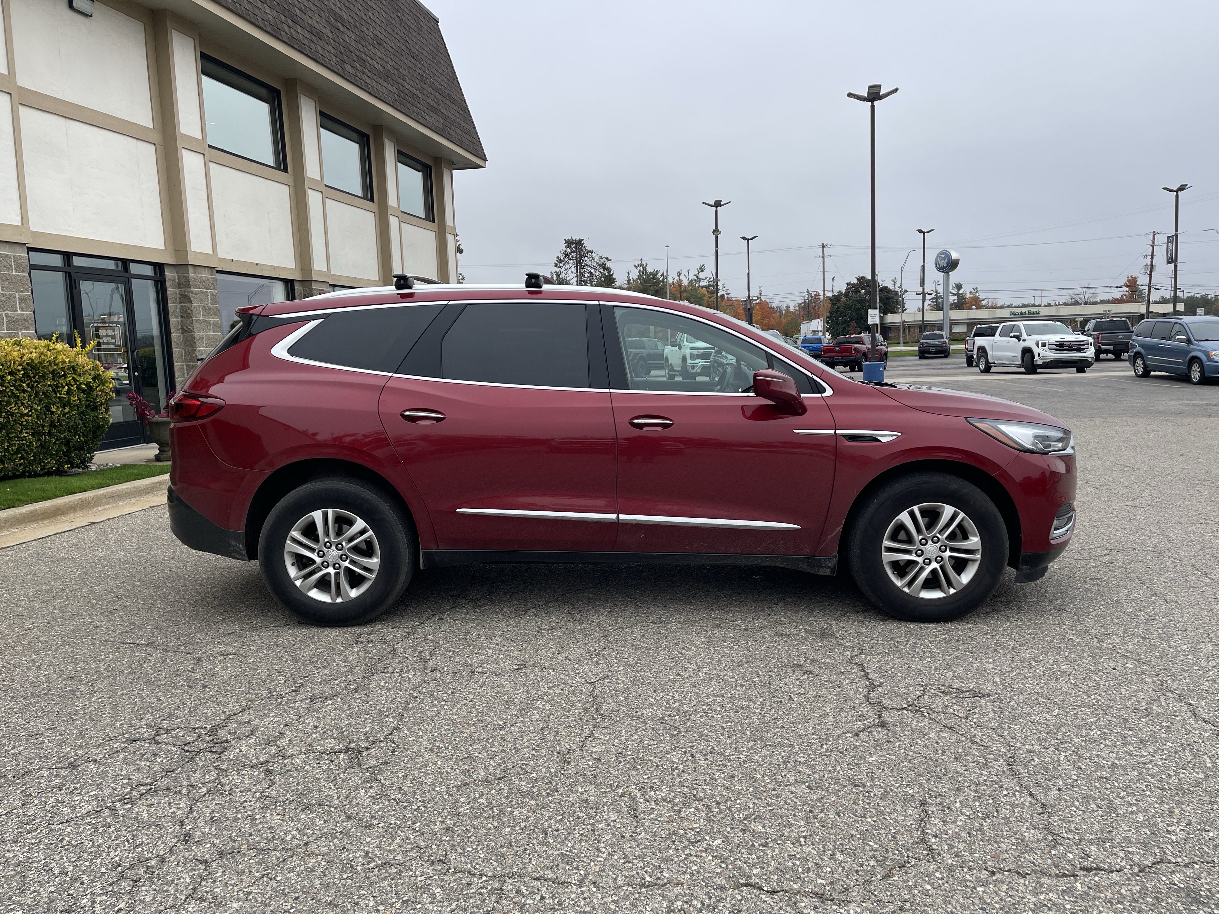 Used 2020 Buick Enclave Essence w/ Sound and Sites Package AWD/4WD image 3