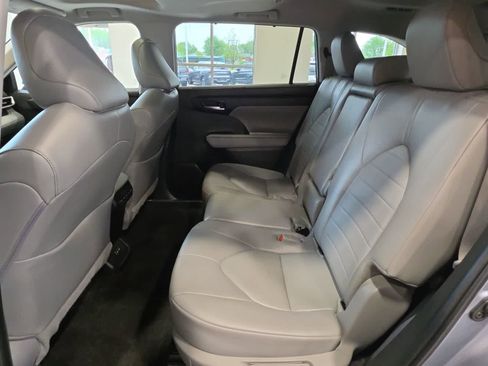 Used 2023 Toyota Highlander XLE AWD/4WD image 34
