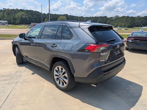 Used 2022 Toyota RAV4 XLE Premium image 6