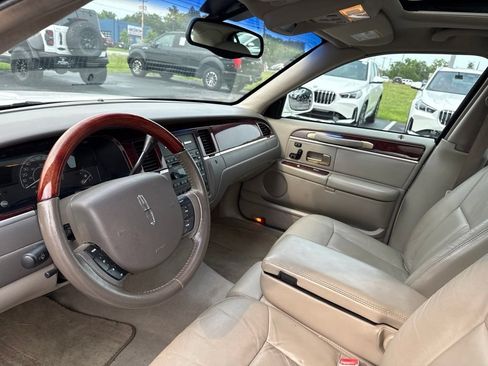 Used 2005 Lincoln Town Car Signature Limited RWD image 10
