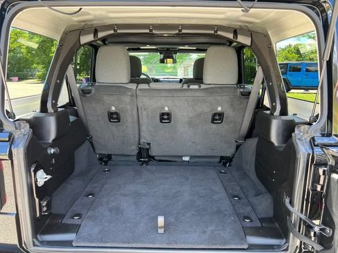 Used 2025 Jeep Wrangler Unlimited Sahara AWD/4WD image 30