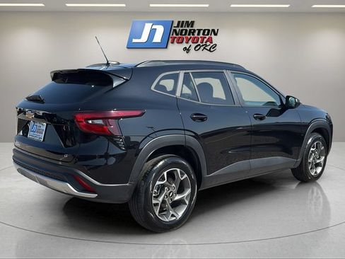 Used 2025 Chevrolet Trax LT FWD image 5