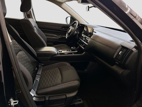 Used 2025 Nissan Pathfinder SV image 33