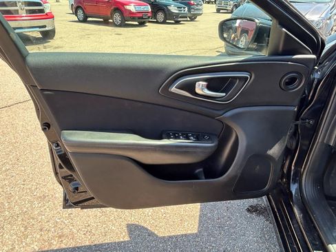 Used 2015 Chrysler 200 Limited FWD image 14