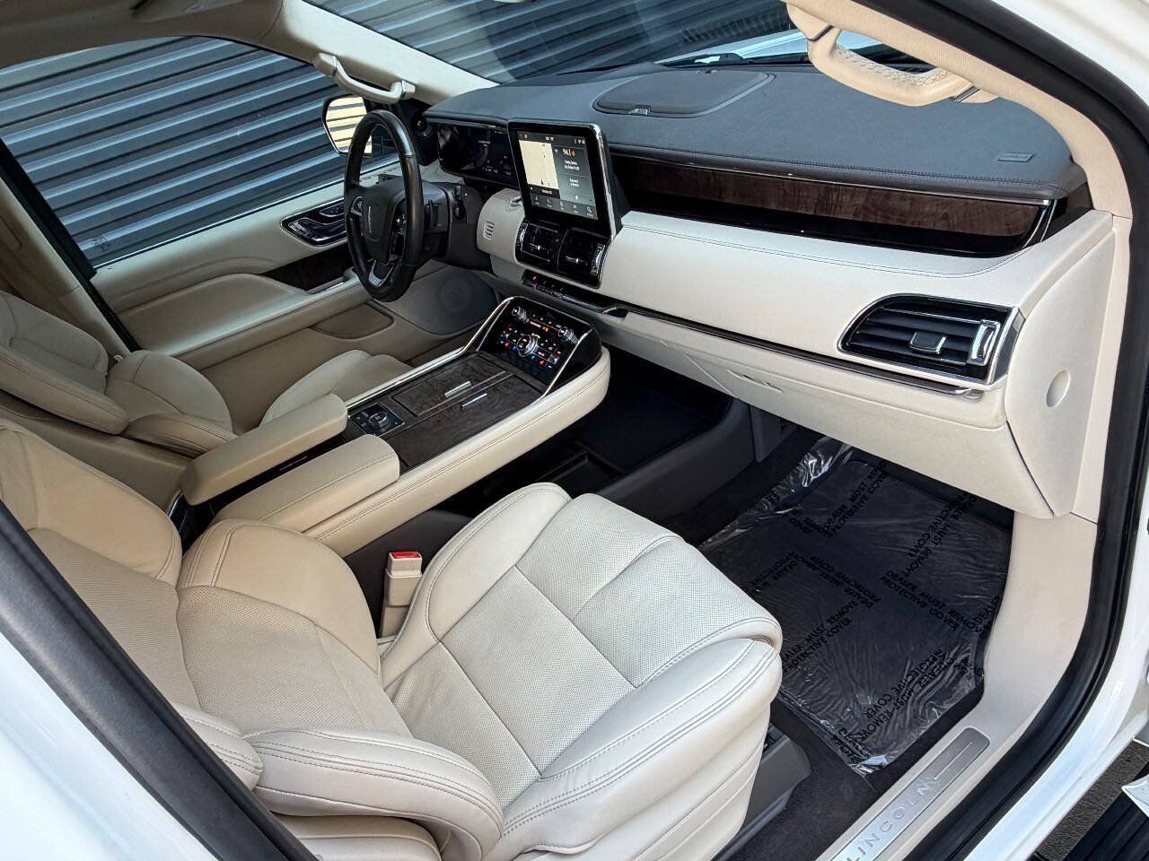 Used 2021 Lincoln Navigator Reserve w/ Luxury Package AWD/4WD image 28