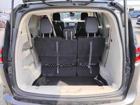 Used 2023 Chrysler Pacifica Touring-L FWD image 13