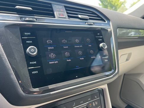 Certified 2024 Volkswagen Tiguan SE w/ Panoramic Sunroof Package FWD image 18