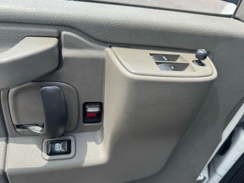 Used 2017 Chevrolet Express 3500 Extended image 26