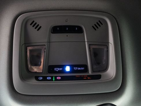 Used 2021 Chevrolet Traverse LT FWD image 26