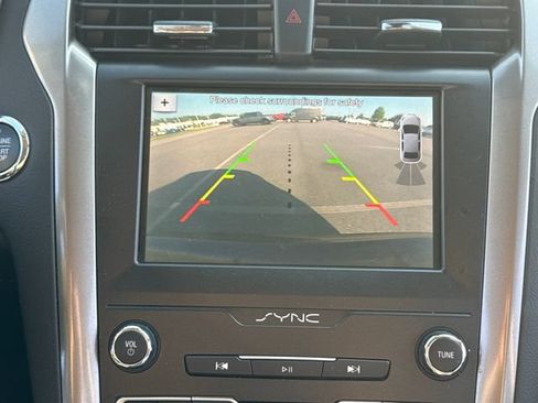 Used 2019 Ford Fusion SE FWD image 30