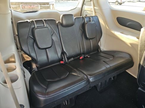 Used 2021 Chrysler Voyager Lxi image 12