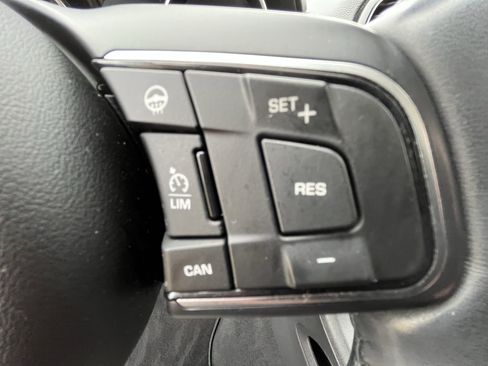 Used 2018 Jaguar F-PACE Premium image 22