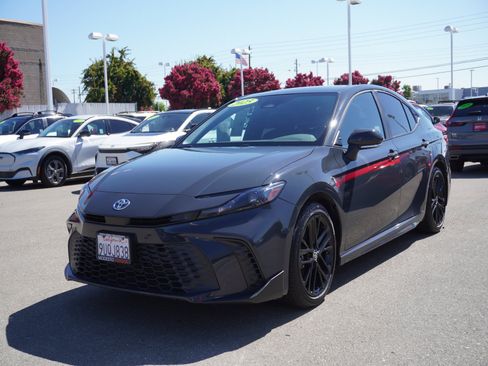 Used 2025 Toyota Camry SE FWD image 5
