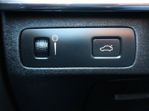 Used 2018 Volvo XC90 T6 Momentum w/ Convenience Package image 32