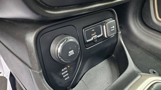 Used 2017 Jeep Renegade Latitude w/ Cold Weather Group AWD/4WD image 17