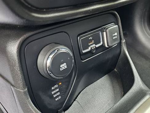 Used 2017 Jeep Renegade Latitude w/ Cold Weather Group AWD/4WD image 17