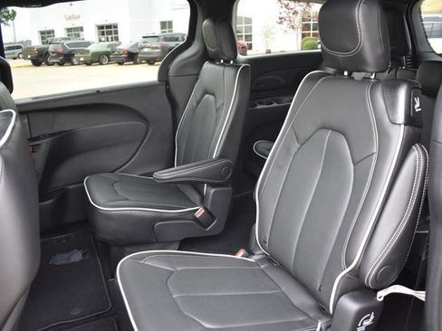 New 2026 Chrysler Pacifica Limited image 16