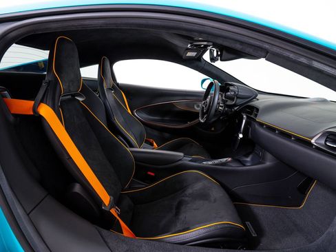 Used 2023 McLaren Artura RWD image 21