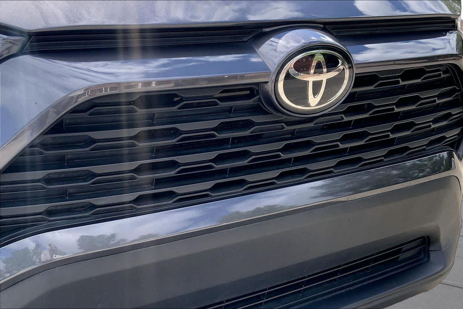 Used 2023 Toyota RAV4 XLE Premium FWD image 29