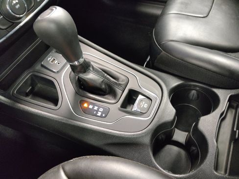 Used 2021 Jeep Cherokee Latitude Plus FWD image 26
