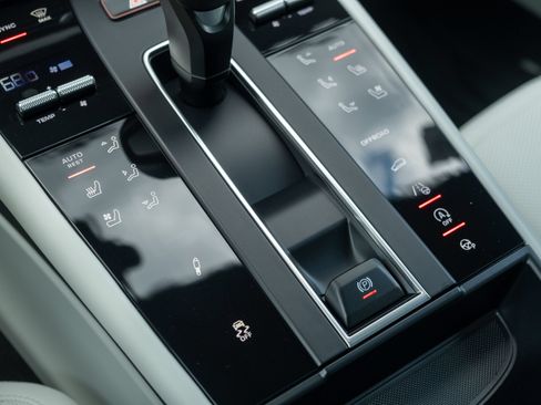 Certified 2023 Porsche Macan Turbo AWD/4WD image 36