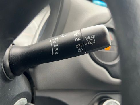 Used 2016 Toyota Yaris L image 20