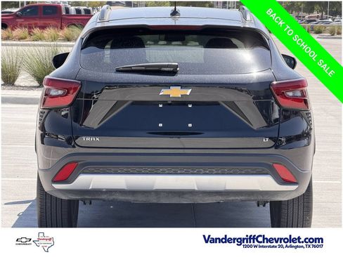 Used 2025 Chevrolet Trax LT FWD image 5