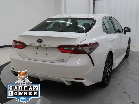Used 2024 Toyota Camry SE image 3