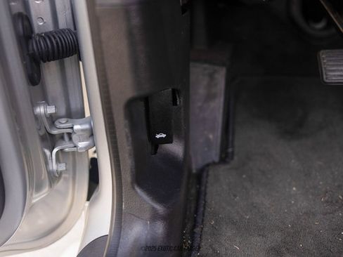 Used 2005 Chevrolet SSR w/ Preferred Equipment Group image 62