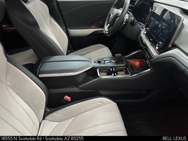 Used 2025 Lexus TX 500h AWD w/ Technology Package image 12