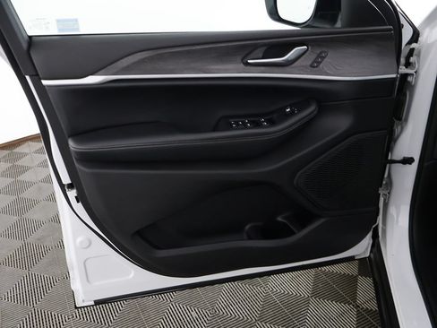 Used 2023 Jeep Grand Cherokee Limited AWD/4WD image 24
