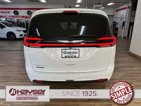 New 2026 Chrysler Pacifica Select image 4