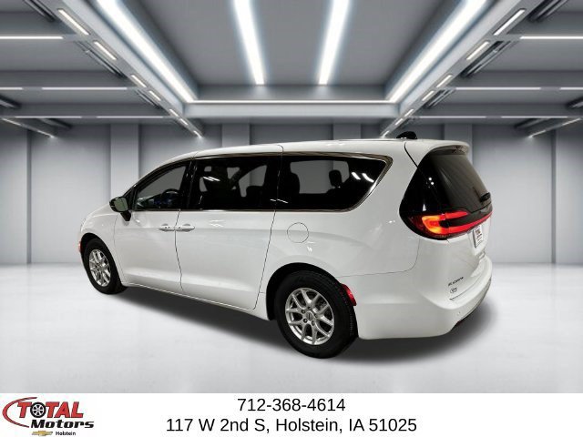 Used 2024 Chrysler Pacifica Touring-L FWD image 7