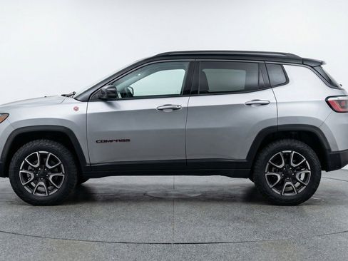 Used 2025 Jeep Compass Trailhawk AWD/4WD image 5