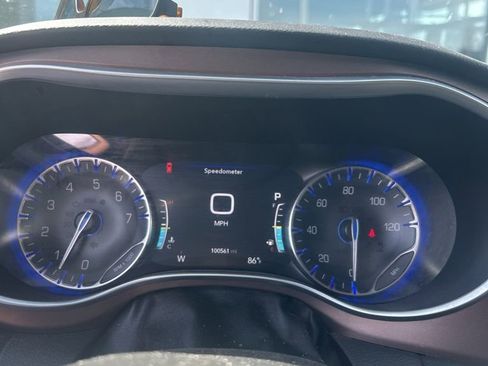 Used 2017 Chrysler Pacifica Touring-L Plus w/ Advanced Safetytec Group FWD image 10