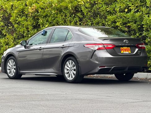 Used 2020 Toyota Camry SE FWD image 6