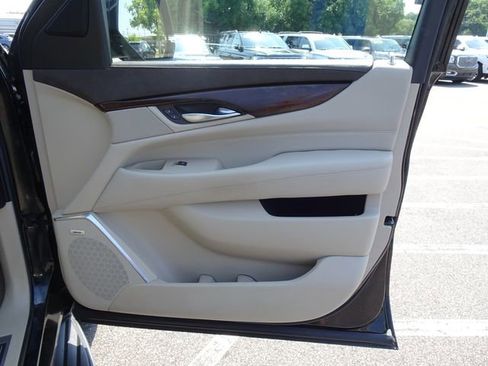 Used 2017 Cadillac Escalade Luxury AWD/4WD image 19